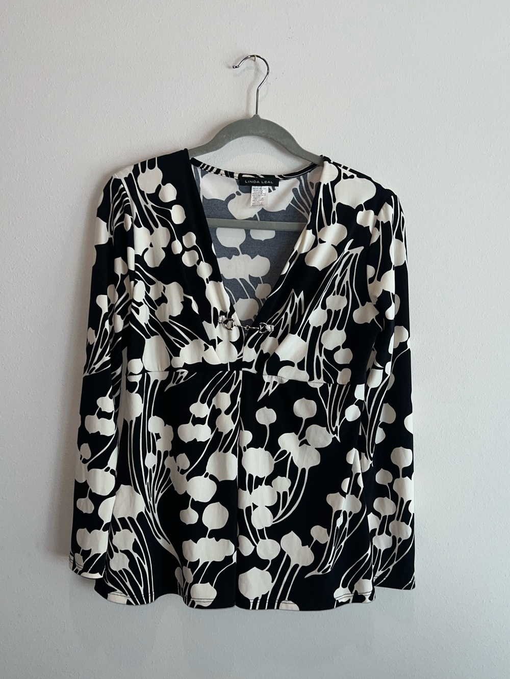 Vintage Linda Leal Top L Black White Abstract Floral V-Neck Metal Buckle Y2K